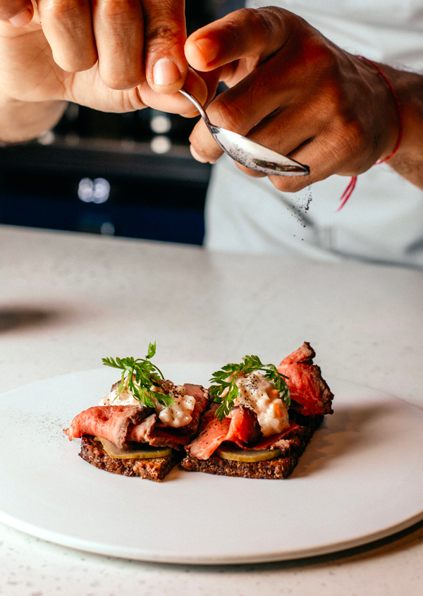 Eau-de-mer-pour-plats-et-desserts-signature-en-gastronomie